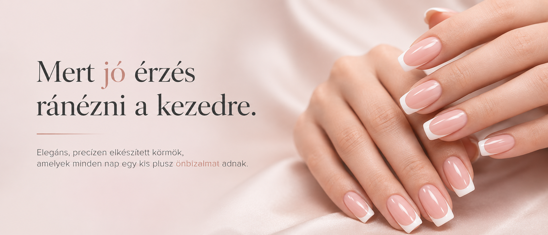 Elegáns, francia manikűrös kéz és körmök, pasztell háttérrel, fehér tippekkel és rózsaszín körömlakkal.